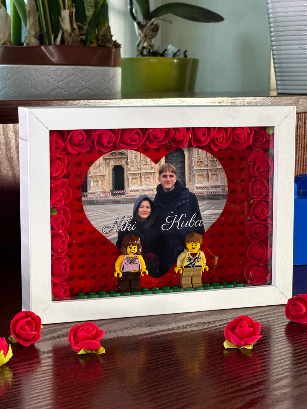 Personalizowana Ramka 3D "Nasza Miłość" – Minifigurki, Róże i Wasze Zdjęcie