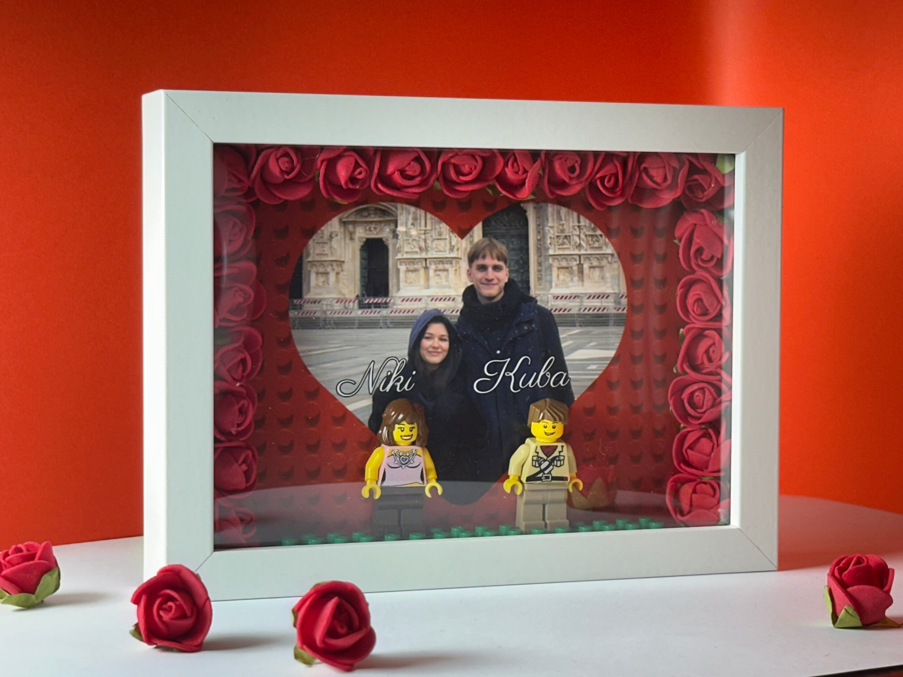 Personalizowana Ramka 3D "Nasza Miłość" – Minifigurki, Róże i Wasze Zdjęcie