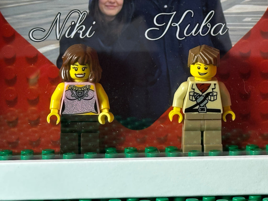 Personalizowana Ramka 3D "Nasza Miłość" – Minifigurki, Róże i Wasze Zdjęcie