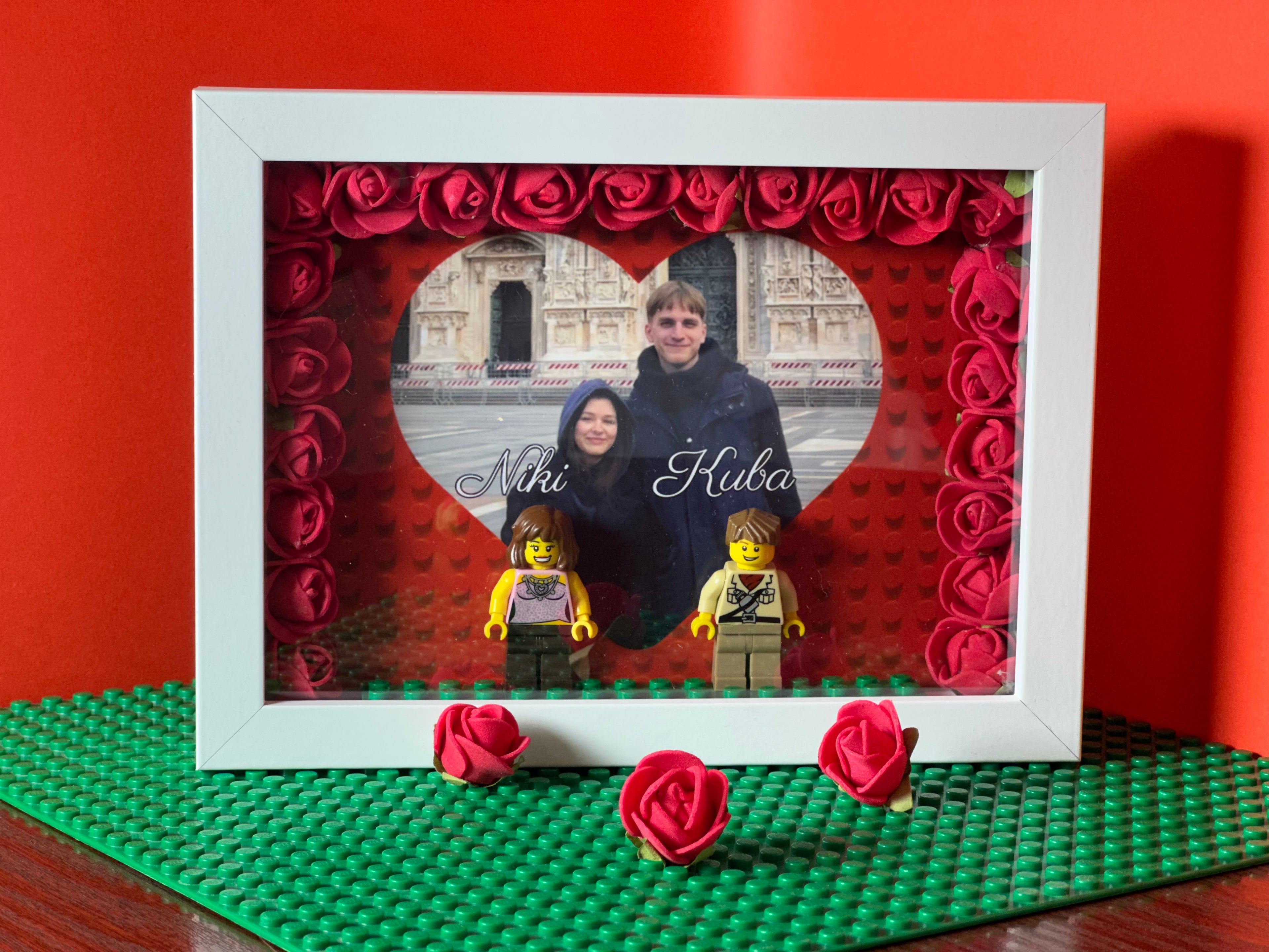 Personalizowana Ramka 3D "Nasza Miłość" – Minifigurki, Róże i Wasze Zdjęcie