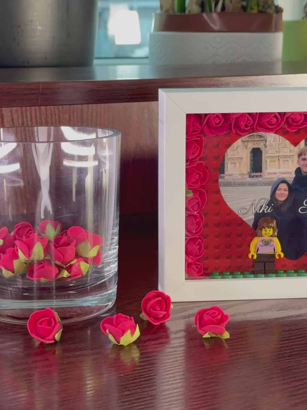 Personalizowana Ramka 3D "Nasza Miłość" – Minifigurki, Róże i Wasze Zdjęcie